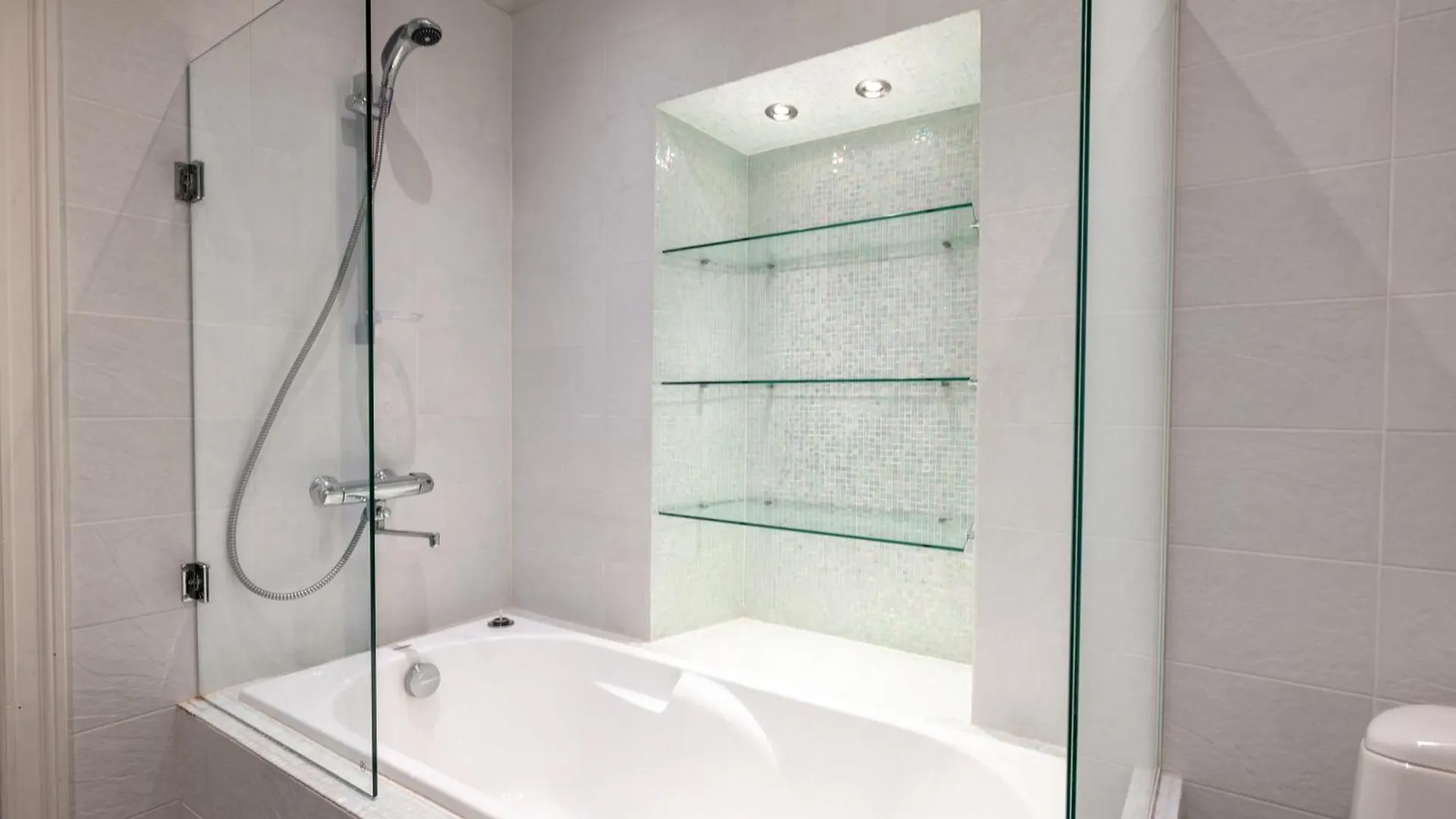 2Ndhomes Charming 127 M2 3Br Top Floor Apartment In Historically Valuable Building In Helsinki City Center Finland